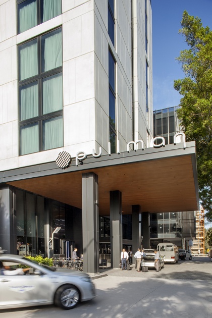 Pullman Hotel - taxi pulling into the port cochere